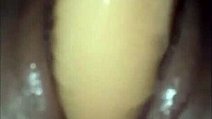 Milf borer våt fitte med dildo, squirter hardt for kjæresten. Solo lek blir rotete fort.