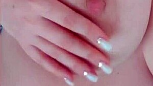 巨乳美女在父母附近睡觉时挑逗大乳头