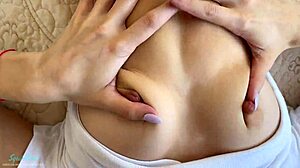 小继妹被抓到在撕裂牛仔裤里看色情片