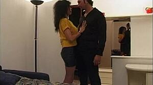 Хей, виж тази зряла мадама приема огромна пишка в диво действие