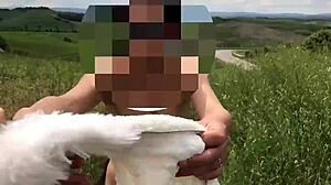 Flashing public în ținută albǎ - SkySexFree întoarce capetele!