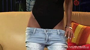 Štíhlá studentka Reagan Manx prsty šouka těsnou piču na gauči, divoce