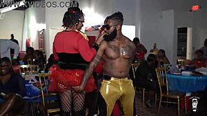 Xメンが公衆で熟女アナルを激しくファック