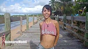 Mujer peluda enseña tetas rebotando y pezones al aire en público