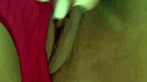 Yo, nézd ezt a szőkét, ahogy villog a rózsaszín overallban a buliban. Micsoda szexi nagy segg!