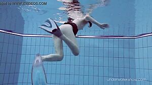 Unterwasser-Schlampe Roxalana Cheh nackt und nass im Bikini