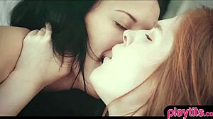 Prava rdečelaska najstnica 18+ raziskuje lezbijske želje z brineto v intimnih trenutkih