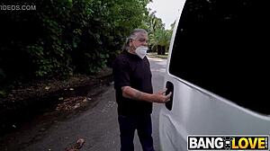 Isän tyttö ratsastaa kovaa vähemmistösuhteessa suuhun kumin kanssa