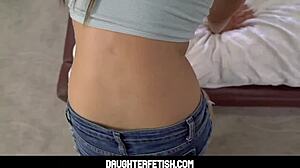 Hottie Joseline Kelly POV-t dugja és teletölti a mostohaapa