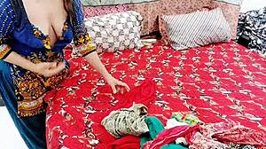 एक्सएक्सएक्स देसि मेड बॉस को बूब्स से टेस करती है, गंदी हिंदी बातों से चीजें गरम होती हैं।