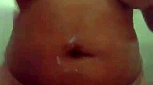 बीबीडब्ल्यू खुद को डिल्डो से पाउंड करती है, सोलो शावर में