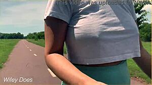 Ova hrabra milf bljesne velike sise golo u javnom izazovu