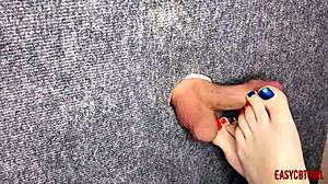 Vay! Küçük Sik Glory Hole'da Seksi Ayaklarla Okşanıyor!