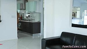 زوجة أبي العربية وأم حليف ابنتها في متعة حزام