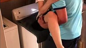 Kuinka seksikäs milf antaa periksi naapurin pojalle pesulassa?