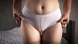 Milf retar i nakna strumpor med vit trosakamelåtta närbild!