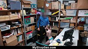 OMG, Tengok Pencuri Kedai Dikongkek Oleh Keselamatan Di Bilik Belakang! 😱