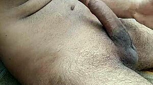 भारतीय देसी गे जवान बड़ा लंड हिलाता है सार्वजनिक मजा में