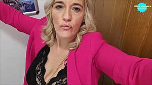 Tunteellinen kotiäiti väläyttää pillua ja tissejä julkisessa haasteessa