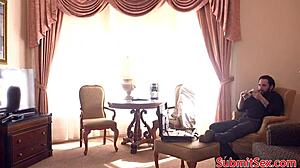 شقراء خاضعة ربط شرجي مدفوع قبل عمل قدم.