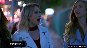 यह इंटररेसियल प्रॉम हील्स और डॉगीस्टाइल के साथ