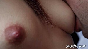 Клоуз-ъп галене на зърната със секси дребна МорфДаймънд в оргазмен екстаз