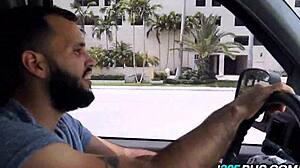 सेक्सी ब्लॉन्ड टीन को 305 बस पर फिर से हार्ड नाइल्ड मिलता है