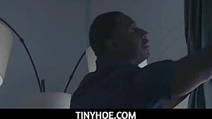 سعيرة صغيرة بلوند سيّا لاست تعاقب بزب أسود كبير لجاكس سليهر!