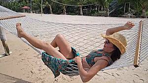 يا إلهي مش مصدقة أنا بفلاش بدون بنطلون تحت الفستان الطويل على الشاطئ العام...