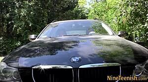 नैरेटिव: क्यूट 18+ टीन 18+ को टाइट जींस में आउटडोर्स ह्यूज कॉक से हार्ड प्लाउड किया जाता है