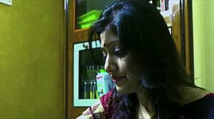 Indiase bhabhi bedriegt en wordt hard gestoten in het geheim