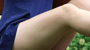 Nézem a szexi voyeurt, ahogy masztizik a picsáját a nyilvános parkban