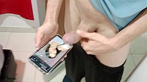 Hermanastro runkkaa Hermanastra Francille kun Vayolet katsoo. Kovaa kotitekoista cumshotia.