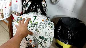 Épouse frustrée mariée résiste pas à grosse bite en cuisinant mariage