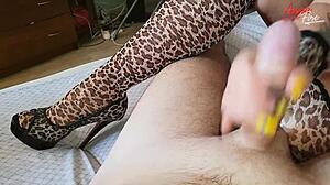 उफ, चीते की लिंगरी में सौतेली माँ के साथ सेक्स, इतना गर्म!