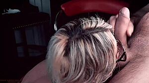 קרינה מקבלת מטען זרע בפנים בציבור - קרינה