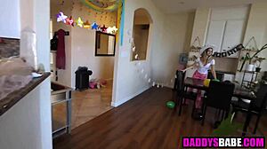 החורגת הקטנה מתגרה בכישוריה על זין ענק