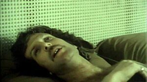 Pornostar Laurie Smith dává blowjob v retro scéně