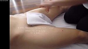 마사지 세션이 릴렉스드 여자를 위한 하드코어 박음으로 변해