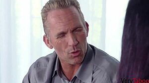 แม่เลี้ยง Jane Wilde อยากเข้ามามีส่วนร่วมอย่างเข้มข้นในชีวิตของหนุ่ม