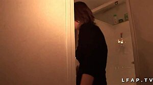 ברונטית צרפתייה מקבלת זיון קשה באורגיה של ארבעה!