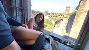 Baise dure pour la rockeuse dans l'usine abandonnée