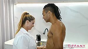 A puncim tönkretette egy hatalmas fasz kondom nélkül többszörös orgazmusért