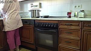 Dojrzała macocha pozwala na twardy ruch w swojej owłosionej cipce w kuchni