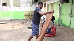 Hei, am prins vecina mea sexy futându-se cu un tip de pe stradă în tufiș!