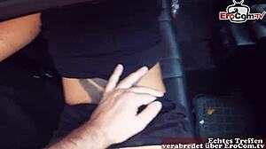 Уау, публичен секс със слаба немска милф в кола POV!