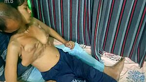 หญิงสาว 18+ มาขอช่วยช่วงฝนตก จบด้วยการเย็ดเต็ม เสียงฮินดี!