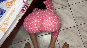 गर्म सौतेली बेटी बेड के नीचे अपनी बड़ी गैंड को पर्वी सौतेले पापा को दिखाती है।