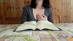 omg yumi连字都不会读，用振动器在意大利自制视频中高潮 😍