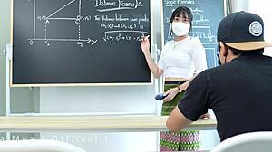 Vau, ova lepa učiteljica žudi za jakim jebanjem u dupe iza zatvorenih vrata!